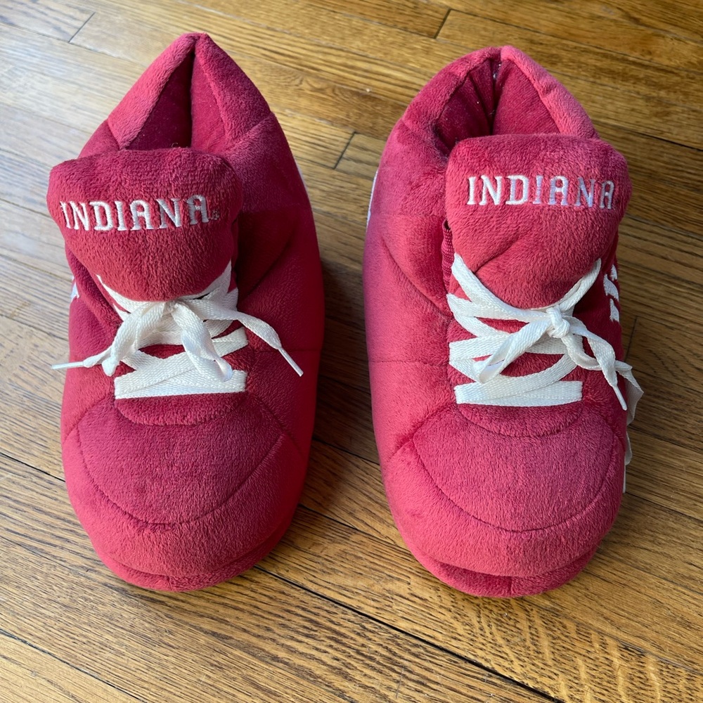 INDIANA UNIVERSITY SNEAKER SLIPPERS. SIZE medium. Brand new